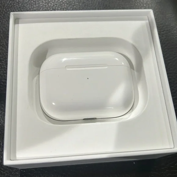 AirPods Pro MagSafe charging case used like new - Picture 1 of 2